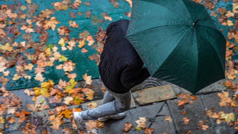 2/3/22-Ciudadanos con paraguas por las calles en un día de lluvias intensas y persistente en la capital andaluza, a 22 de diciembre 2021 en Sevilla (Andalucía).