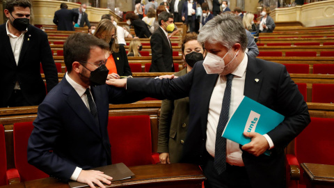 20/05/2021.- El candidato de ERC a la presidencia de la Generalitat, Pere Aragonès (i) conversa con el diputado de JxCat Albert Batet, a la finalización de la primera jornada del debate de su investidura, esta tarde en el Parlamento de Cataluña. EFE/Al