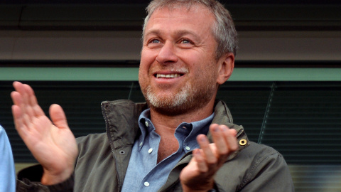 El millonario propietario del club de fútbol Chelsea Roman Abramovich applaude durante un partido de la Premier League inglesa. REUTERS/Toby Melville