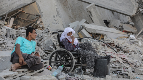 Dos personas sentadas en Khan Yunis, al sur de la Franja de Gaza.