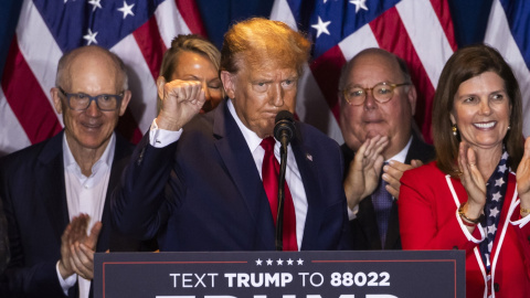 El expresidente estadounidense Donald Trump gesticula tras derrotar a la exgobernadora Nikki Haley en las primarias presidenciales republicanas de Carolina del Sur, en Columbia (Carolina del Sur).