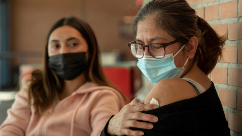 Una mujer tras vacunarse este lunes con la tercera dosis contra el covid en el Palacio de los Deportes de Murcia.