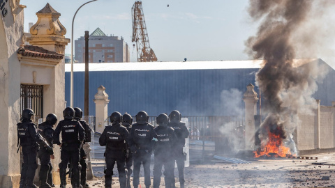 Un grupo de Policías antidisturbios ante los trabajadores del sector del metal que se manifiestan ante la factoría de Navantia de Cádiz.