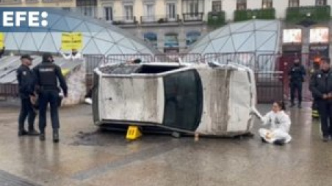 Activistas de Greenpeace recrean un "desastre climático" en la madrileña Puerta del Sol