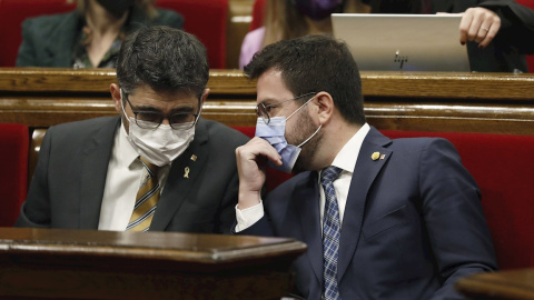 El presidente de la Generalitat, Pere Aragonès habla con el vicepresidente del Govern y conseller de Políticas Digitales, Jordi Puigneró al inicio de la sesión de control en el pleno del Parlament.