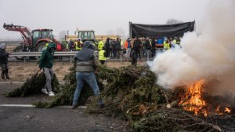 Los agricultores intensifican sus protestas mientras Sánchez les tiende la mano