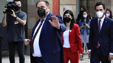 El president d'ERC, Oriol Junqueras, arribant al Parlament acompanyat de Marta Vilalta i Roger Torrent. Imatge del 21 de maig del 2021.