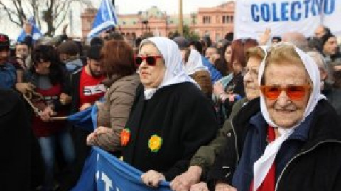 "Por favor, reclamen por su aparición": las cartas desesperadas de las Madres de Plaza de Mayo que Juan Carlos I ignoró