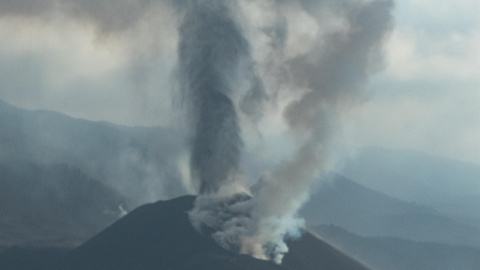 16/11/21. El volcán de La Palma reporta un aumento de la emisión de ceniza.