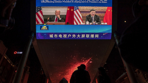 Una pantalla grande que muestra al presidente estadounidense Joe Biden y al presidente chino Xi Jinping durante su cumbre virtual.