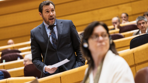 El Ministro de Transportes y Movilidad Sostenible, Óscar Puente, en una sesión plenaria en el Senado.