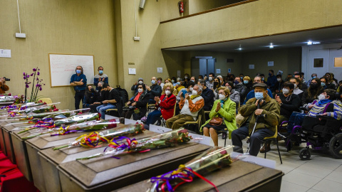 Ceremonia de la entrega de los cuerpos identificados tras la exhumación en el cementario de Paterna (Valencia) de la fosa común 120 de represaliados por el franquismo.