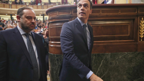 El exministro de Transportes, José Luis Ábalos, junto al presidente del Gobierno y secretario general del PSOE, Pedro Sánchez, en una imagen de archivo en el Congreso de los Diputados.