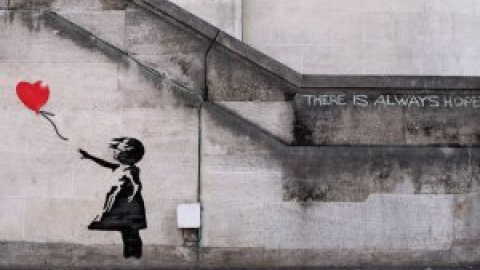 Banksy tritura su obra más famosa después de haberla subastado