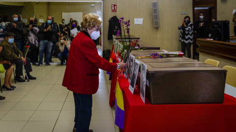 Ceremonia de la entrega de los cuerpos identificados tras la exhumación en el cementario de Paterna (Valencia) de la fosa común 120 de represaliados por el franquismo.