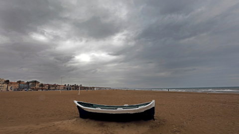 Inusual imagen de la playa de la Malvarrosa de Valencia completamente vacía debido al desplome de mas de 10 grados de las temperaturas en 24 horas y a las restricciones provocadas por la pandemia.