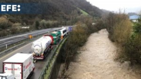 La nieve impide la circulación de camiones entre Asturias y la Meseta