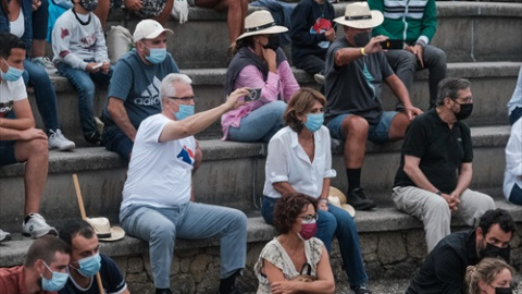 El exjuez Baltasar Garzón y la fiscal general del Estado, Dolores Delgado, en las fiestas de la Rapa das Bestas de Saucedo, en A Estrada, a 28 de agosto de 2021, en Pontevedra,