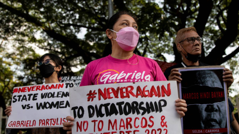 Activistas filipinos sostienen pancartas durante una protesta por el aniversario del entierro del dictador Ferdinand Marcos, cuyo hijo se ha convertido en uno de los primeros candidatos en las elecciones de 2022, este 18 de noviembre de 2021.