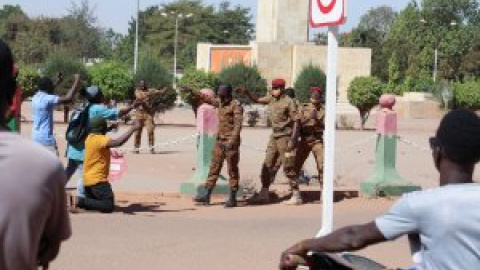 Los militares confirman su golpe de Estado en Burkina Faso y disuelven el Gobierno y el Parlamento