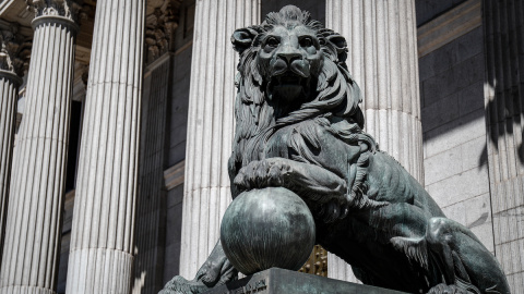 Uno de los emblemáticos leones que se encuentran delante de la fachada del Congreso de los Diputados en la Plaza de las Cortes de Madrid, a 5 de septiembre de 2019.