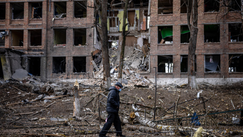 Un aciano camina delante de una bloque de viviendas destruido en un bombardeo ruso Vasylkiv, cerca de Kiev, Ucrania, el 27 de febrero.