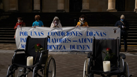 Manifestación en homenaje a los residentes fallecidos por coronavirus en la Plaza de la Diputación de Vitoria, País Vasco (España), a 20 de marzo de 2021.