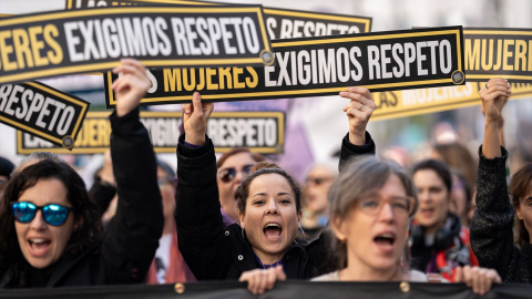 26/2/24 - Varias personas sujetan carteles durante una manifestación por el 25N, a 25 de noviembre de 2023, en Madrid (España).