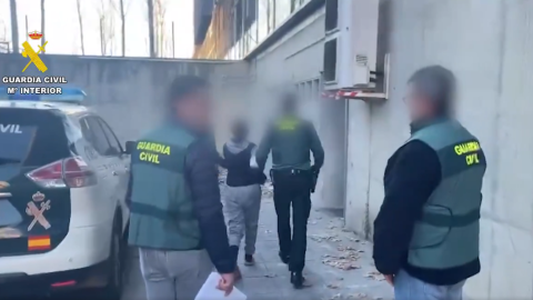 La Guardia Civil detiene a la madre y el padrastro de una menor de 12 años por forzar su matrimonio a cambio de dinero.