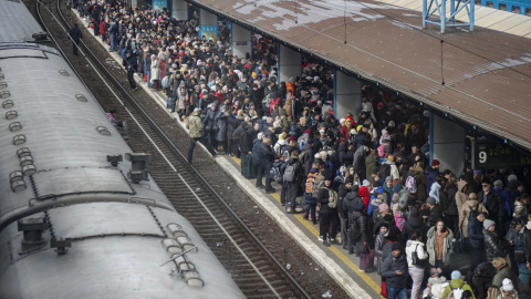 Cientos de personas en la estación principal de tren  de Kiev, Ucrania, este viernes.