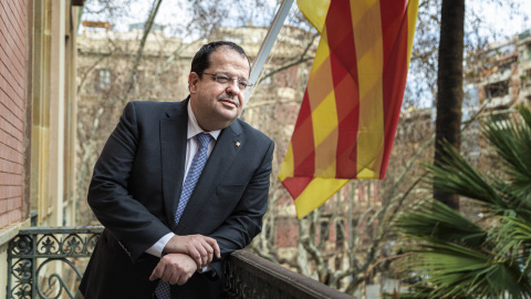 El conseller Elena al balcó de la seu del departament d'Interior a Barcelona.