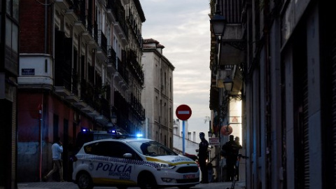 Agentes de la Policía Municipal de Madrid bloquean una calle