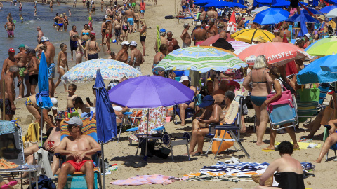 Vista general de la playa de Levante de Benidorm adonde ha acudido un gran número de personas durante este miércoles en el que habrá un aumento generalizado de las temperaturas y cielos despejados según la Agencia Estatal de Meteorología (Aemet).