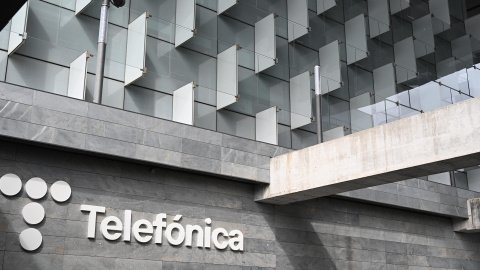 el logo de Telefónica en su sede corporativa en la zona norte de Madrid.