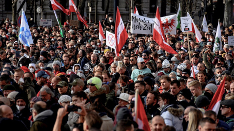 Protesta en Viena contra las medidas sanitarias para frenar el coronavirus.