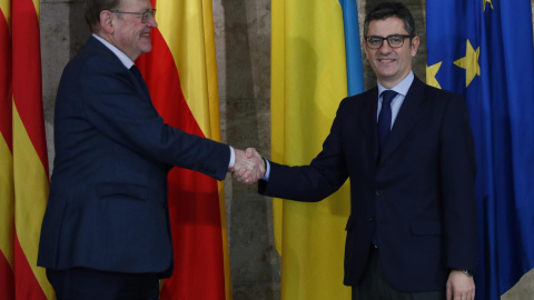 El president de la Generalitat, Ximo Puig (i), saluda al ministro de la Presidencia, Relaciones con las Cortes y Memoria Democrática, Félix Bolaños (d), momentos antes de la reunión que han mantenido hoy en Valencia.