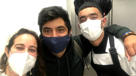 Esperanza Sánchez, Felipe Rojas y Moha, en la escuela de formación de cocina donde estudiaba el joven acogido.