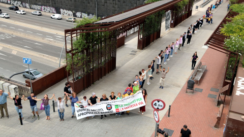 Imatge aèria de la cadena humana per reclamar la connexió de les Trinitats a Barcelona.