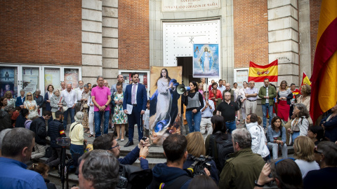 Varias personas durante la concentración para rezar colectivamente el rosario, a 8 de junio de 2024, en Madrid