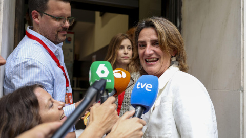 La candidata del PSOE al Parlamento Europeo, Teresa Ribera, atiende a la prensa a su llegada a la sede socialista.