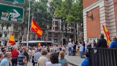 Manifestantes cerca de Ferraz para rezan el rosario, a 9 de junio de 2024.