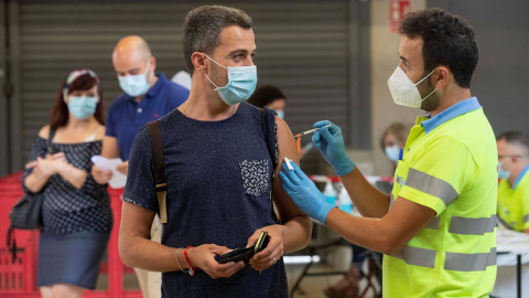 Un enfermero pone la vacuna Pfizer a un hombre este viernes en el Estadio Nueva Condomina de Murcia.