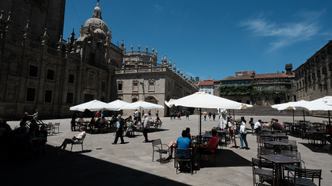 Varias personas en la terraza de un bar en la Plaza de la Quintana, a 6 de junio de 2021, en Santiago de Compostela, A Coruña.