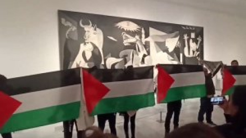 Un grupo de activistas denuncia, frente al Guernica, el genocidio en Gaza