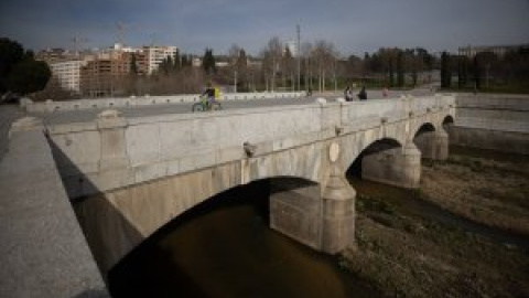 Almeida se empeña en hacer una 'mascletà' en Madrid Río y los tuiteros lo tienen claro: "No hay nadie al volante"