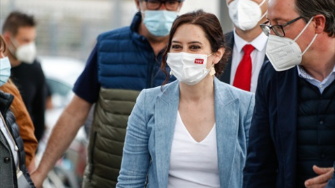 La presidenta de la Comunidad de Madrid y candidata a la reelección, Isabel Díaz Ayuso y el portavoz del PP en la Asamblea de Madrid, Alfonso Serrano durante un paseo por el Parque Juan Carlos I,