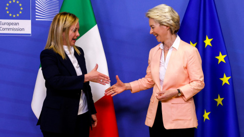 La primera ministra italiana, Giorgia Meloni, y la presidenta de la Comisión Europea, Ursula von der Leyen, se dan la mano en la sede de la Comisión de la UE en Bruselas, Bélgica, este 3 de noviembre de 2022.