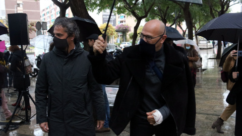 24/11/2021 - L'exconseller d'Exteriors Raül Romeva i l'ex secretari general d'Exteriors Aleix Villatoro arribant a la Ciutat de la Justícia de Barcelona per declarar com a investigats