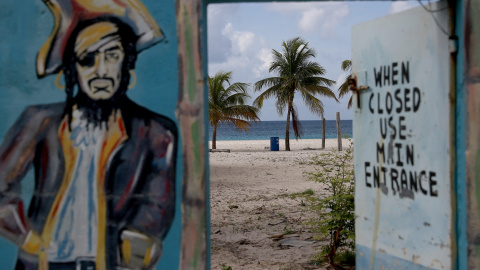 Un dibujo de un pirata junto a una puerta que da acceso a la playa en Bridgetown (Barbados). AFP/Getty Images/Joe Raedle