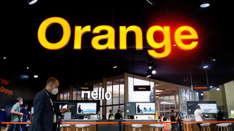 El stand de la operadora de telecomunicaciones francesa Orange en el Mobile World Congress (MWC) de Barcelona. REUTERS/Albert Gea